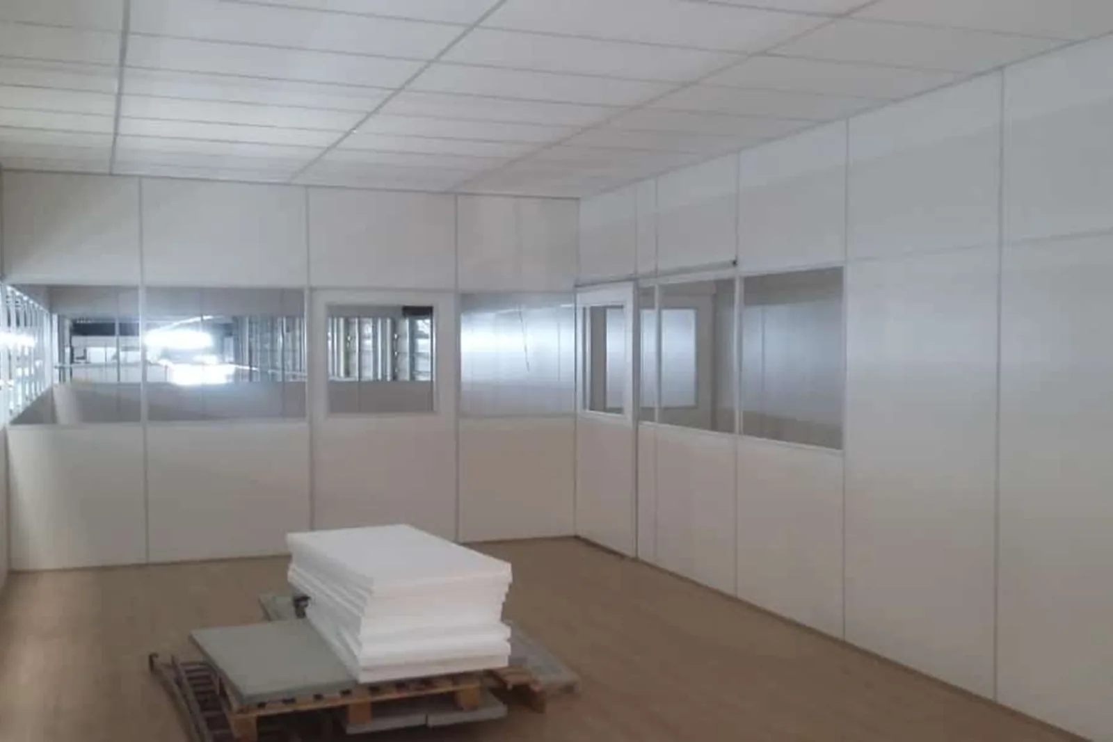 Descubra por que as Divisórias de Eucatex são a solução ideal para empresas que buscam rapidez, elegância e eficiência em Blumenau e região. Construção a Seco com alto desempenho, ótimo custo-benefício e acabamento profissional.