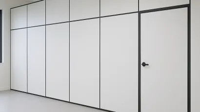 As divisórias para escritórios são elementos fundamentais no design corporativo moderno, oferecendo soluções que equilibram funcionalidade, conforto e estética. Elas permitem a criação de ambientes organizados, promovem a privacidade necessária para diversas atividades e contribuem para a identidade visual da empresa.