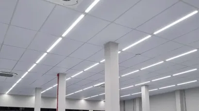 Na hora de escolher o acabamento ideal para tetos, muitos fatores entram em jogo: beleza, praticidade, custo-benefício e durabilidade. Uma solução que vem conquistando cada vez mais espaço em residências, comércios e escritórios é o forro modular em EPS (poliestireno expandido). Além de versátil, ele oferece um conjunto de vantagens que o tornam uma ótima alternativa frente a outros sistemas tradicionais.