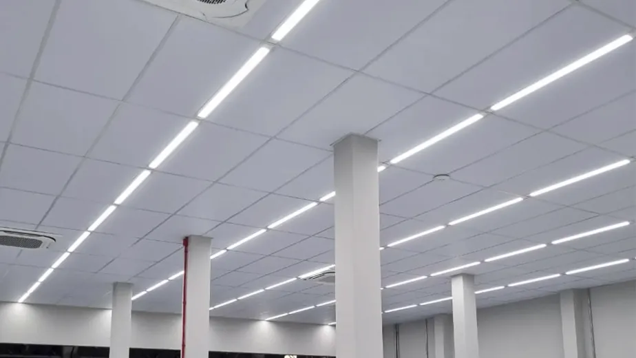 Na hora de escolher o acabamento ideal para tetos, muitos fatores entram em jogo: beleza, praticidade, custo-benefício e durabilidade. Uma solução que vem conquistando cada vez mais espaço em residências, comércios e escritórios é o forro modular em EPS (poliestireno expandido). Além de versátil, ele oferece um conjunto de vantagens que o tornam uma ótima alternativa frente a outros sistemas tradicionais.