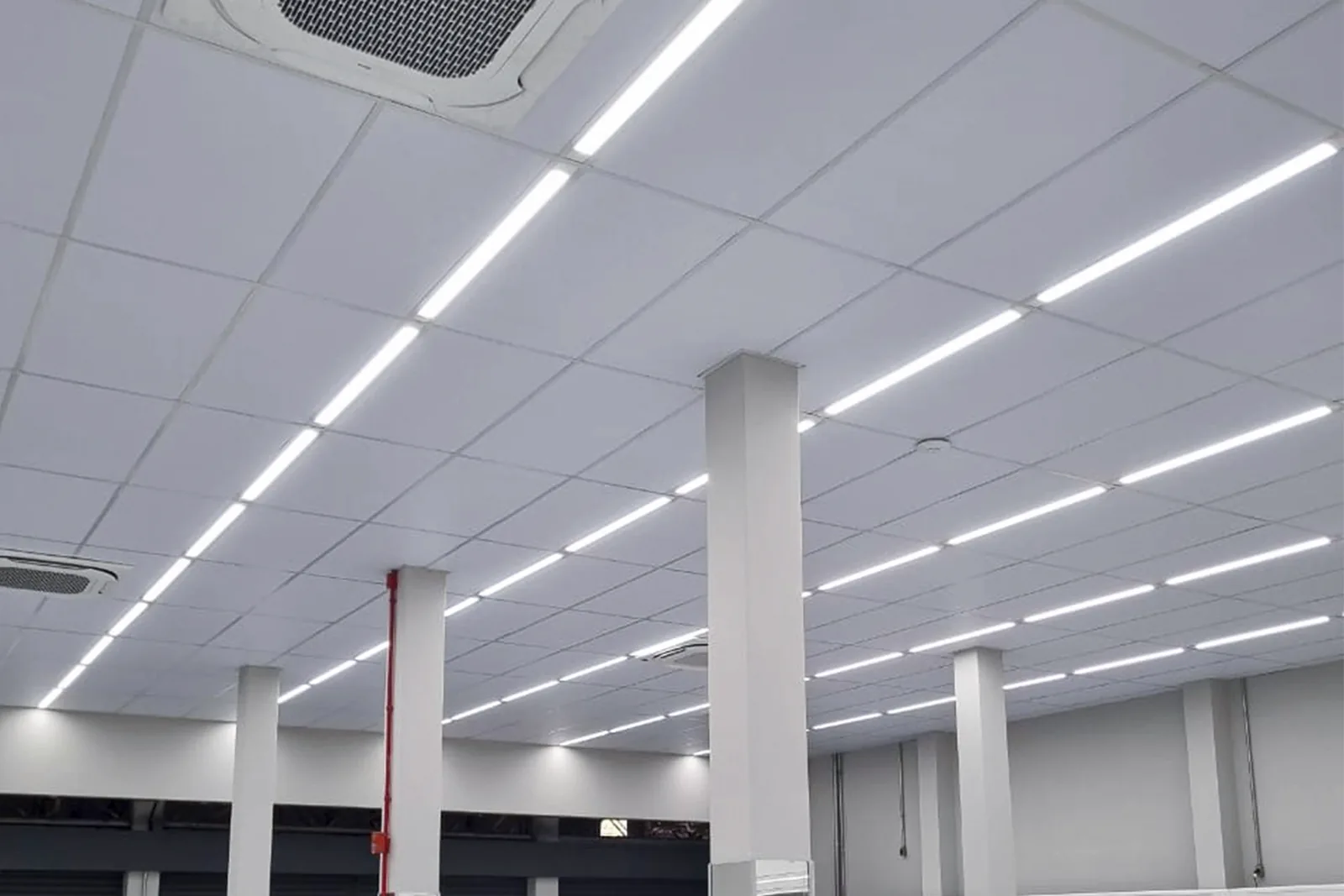 Na hora de escolher o acabamento ideal para tetos, muitos fatores entram em jogo: beleza, praticidade, custo-benefício e durabilidade. Uma solução que vem conquistando cada vez mais espaço em residências, comércios e escritórios é o forro modular em EPS (poliestireno expandido). Além de versátil, ele oferece um conjunto de vantagens que o tornam uma ótima alternativa frente a outros sistemas tradicionais.